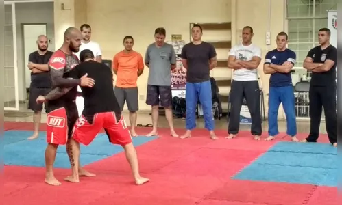 Profissionais de segurança pública participam de treinamento de Jiu-Jitsu