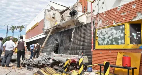 Sede da empresa seguradora, que fica a 4 quilômetros da Ponte Internacional da Amizade, na fronteira com o Brasil, ficou totalmente destruída (foto: AFP / Gustavo Galeano)