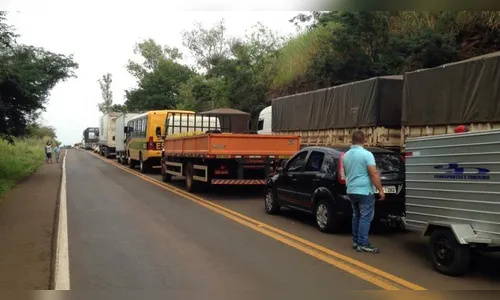 Moradores fecham PR-445 e exigem melhorias em Londrina