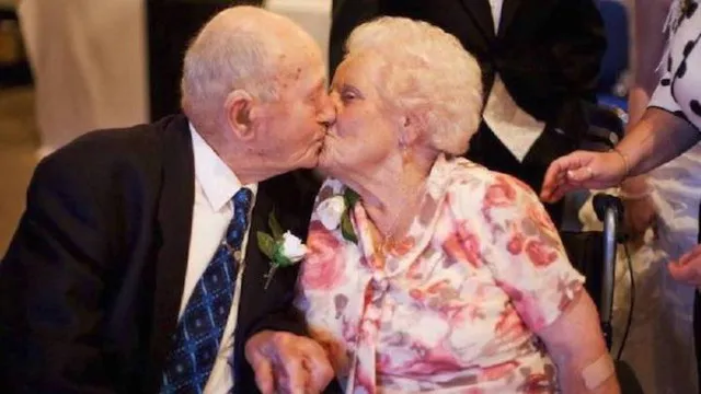 Frank e Joyce celebraram seus 77 anos de casamento dois dias antes de morrer - Foto: SWNS/The Sun