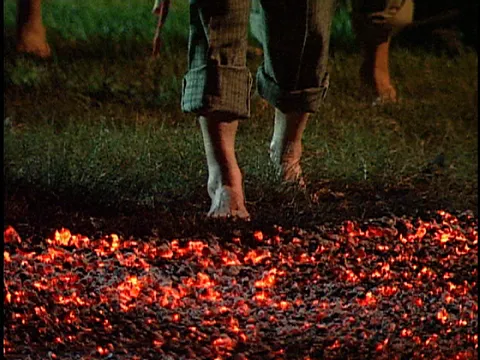 Firewalking é um ritual milenar capaz de provocar mudanças comportamentais. Foto: Divulgação