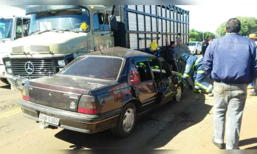 
							Colisão entre carro e caminhão deixa motorista ferido em Jardim Alegre
						
						