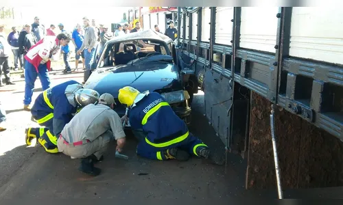 Colisão entre carro e caminhão deixa motorista ferido em Jardim Alegre