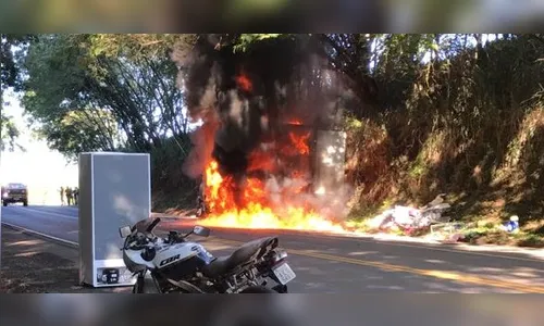 Caminhão de mudança pega fogo na PRC-272