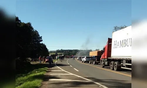Manifestantes bloqueiam BR-376 em Mauá da Serra