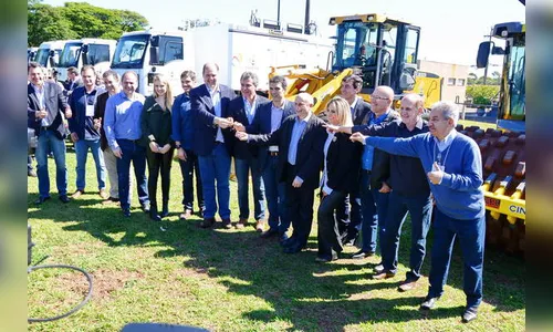 Entrega de máquinas a consórcio reúne três ministros e governador