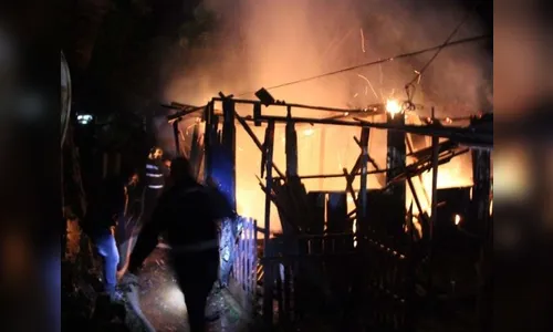 Incêndio destrói casa de madeira em Jandaia do Sul