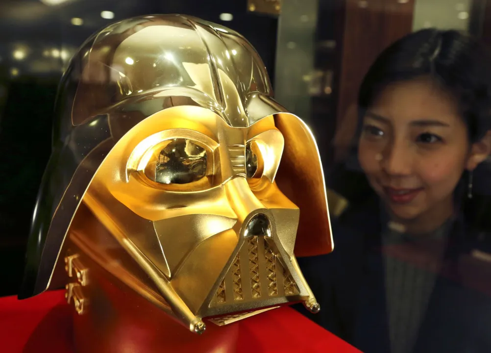 Joalheria lançou máscara de Darth Vader feita de ouro e o preço é de US 1,4 milhão (cerca de R$ 4,4 milhões) - Foto: Koji Sasahara/AP