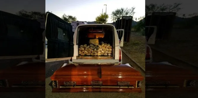  Policiais flagraram carro funerário que levava caixão lotado de maconha - Foto: Inside Edition