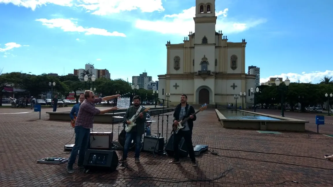 Banda apucaranense Retrovisor durante as gravações na Praça Rui Barbosa. Foto: José Luiz Mendes
