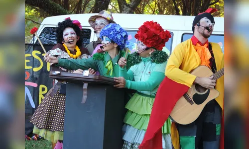 Alunos da rede municipal conferem espetáculo 'O Cravo e a Rosa' em Arapongas