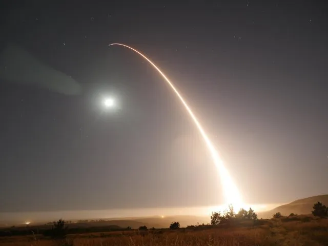 ​Militares norte-americanos lançaram pela segunda vez em uma semana o míssil balístico intercontinental Minuteman III - Foto: Twitter/Air Recognition‏ 