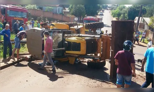 Caminhonete e retroescavadeira colidem em Ivaiporã