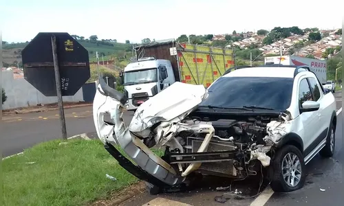 Acidente envolve caminhão no trevo de Jandaia do Sul