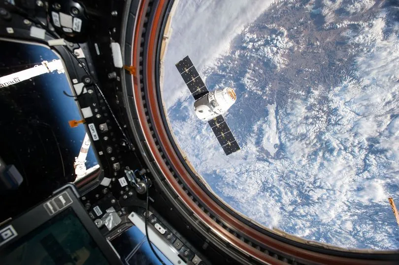  Espaçonave SpaceX Dragon fora do módulo da Cúpula da Estação Espacial Internacional - Foto: NASA