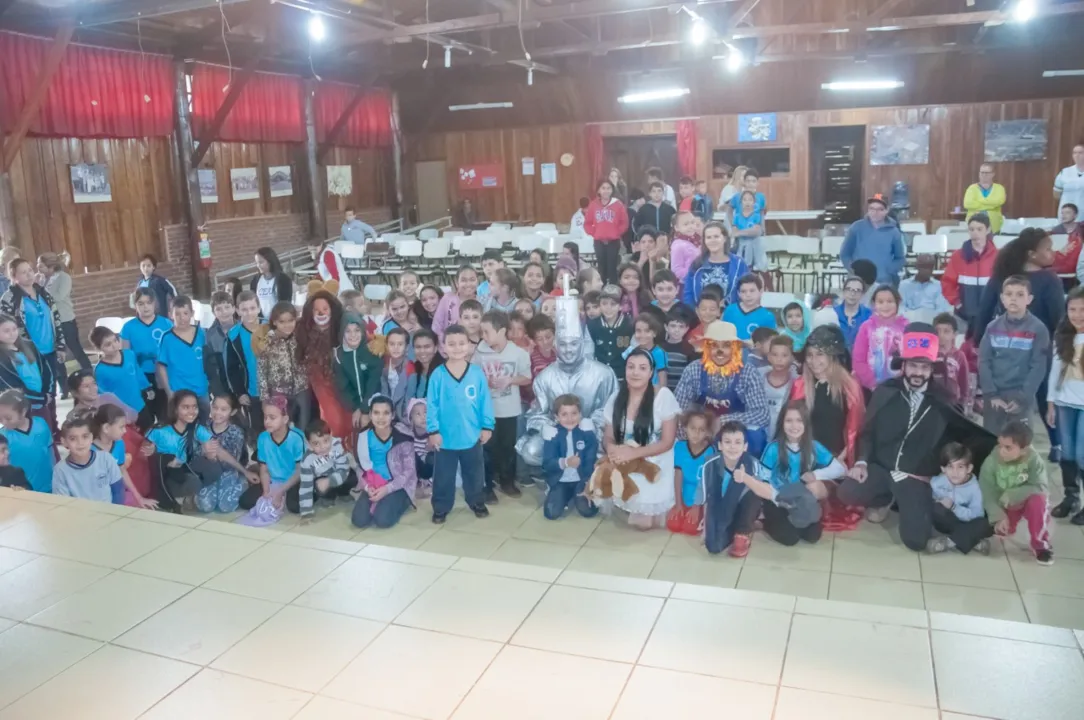 Grupo municipal de teatro Vivar se apresentou para alunos da rede municipal. Foto: Divulgação