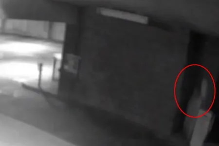 Fantasma de mulher aparece em estacionamento. (Foto: Reprodução/YouTube)