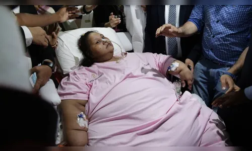 Após emagrecer 325 kg, egípcia viaja para continuar tratamento; veja vídeo