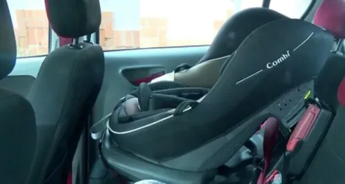 Bebê estava dormindo no banco de trás do carro. Foto - reprodução/RPC