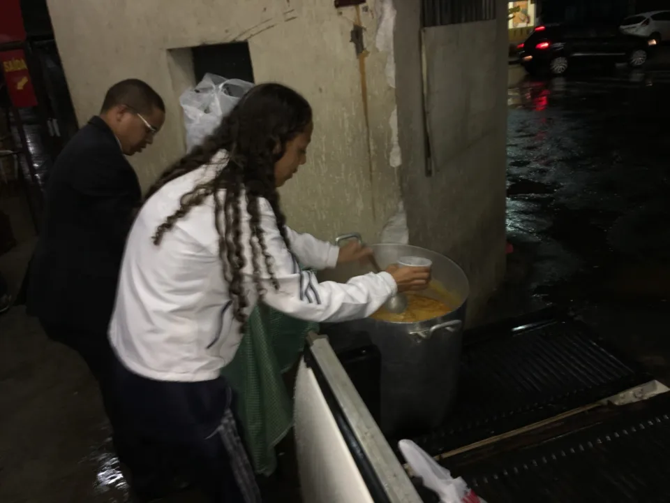 Voluntários colaboraram desde a doação de ingredientes até a entrega da sopa. Foto: Divulgação