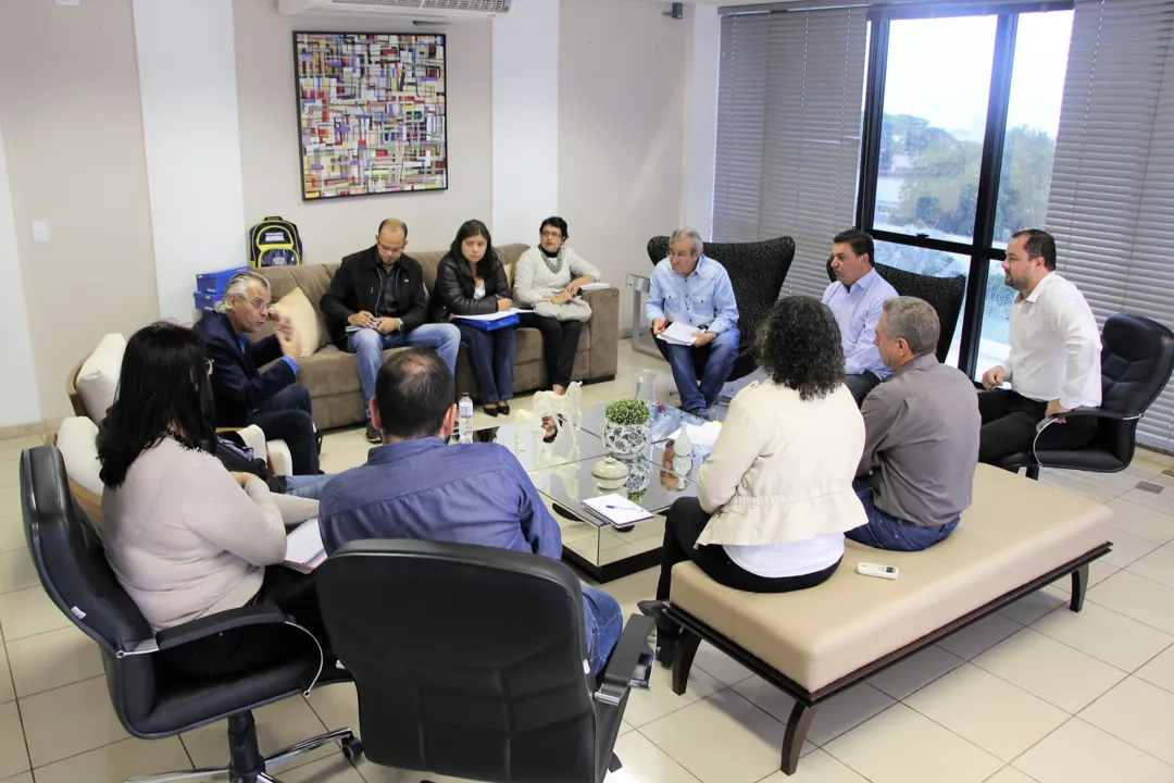 Sergio Onofre recebeu membros da APP Sindicato em seu gabinete. Foto: Assessoria