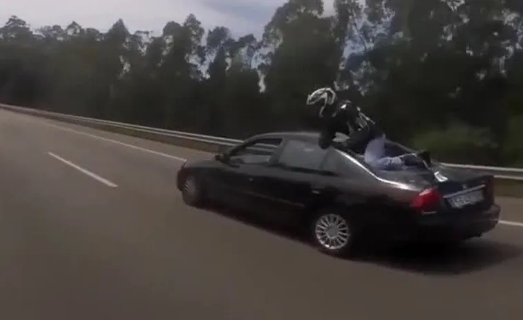 Motociclista ficou sobre carro após colisão - Foto: portal CMJornal, de Portugal​/Reprodução
