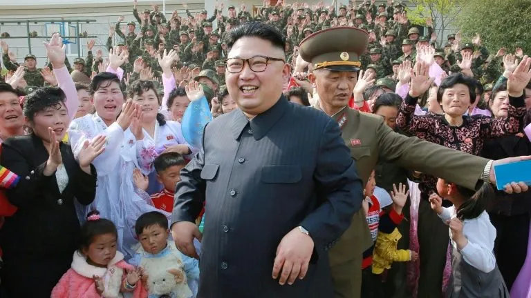 Foto sem data cedida pela Agência de Notícias Oficial da Coreia do Norte (KCNA) em 5 de maio de 2017 mostra o líder norte-coreano, Kim Jong-un, na ilha Jangjae - KCNA 