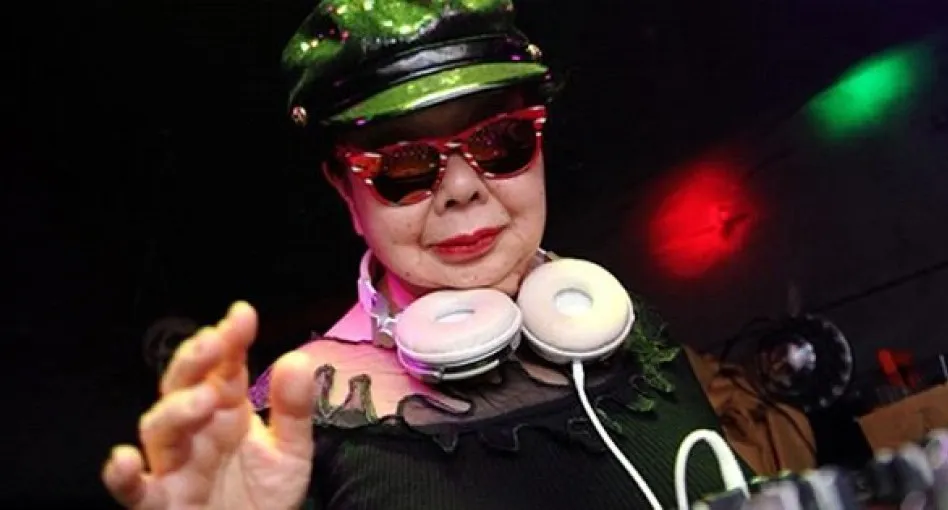 DJ japonesa Sumiko Iwamuro, de 82 anos. (Foto: Divulgação)