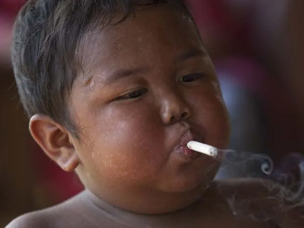 Você se lembra do menino que fumava 40 cigarros por dia aos 2 anos de idade? - Foto: Barcroft