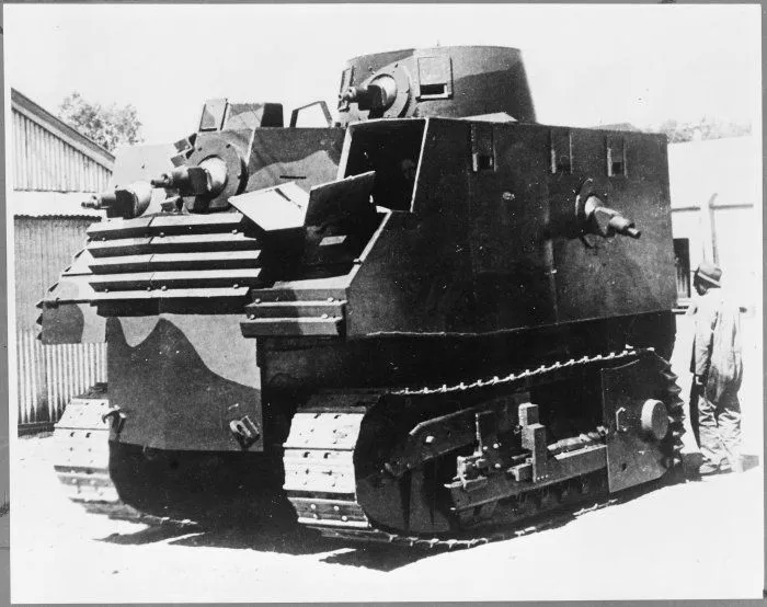 Tanque era equipado com seis metralhadoras e 25 mil munições e pesava 25 toneladas - Reprodução/Twitter