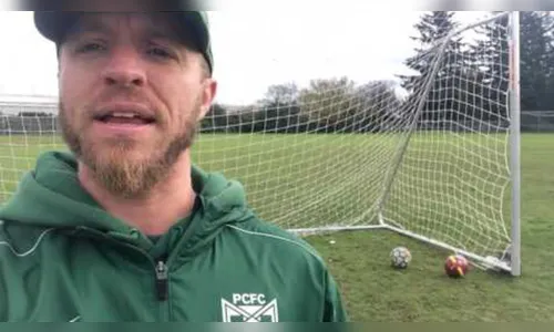
							Treinador se revela transgênero a seu time de futebol; veja o vídeo
						
						
