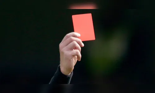 Torcedor de 76 anos é detido após agredir juiz de futebol no Paraná 