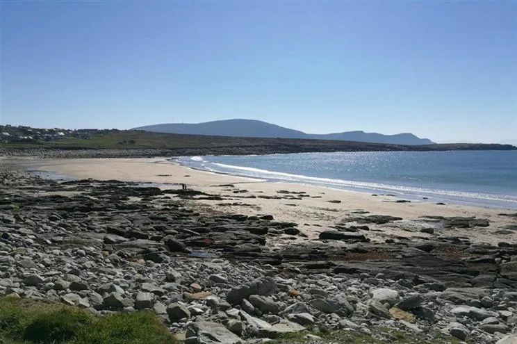 Praia tinha desaparecido em 1984. (Foto: Facebook/Achill Island Tourist Office)