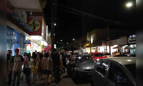 Comércio atende até às 21h nesta quinta e sexta-feira