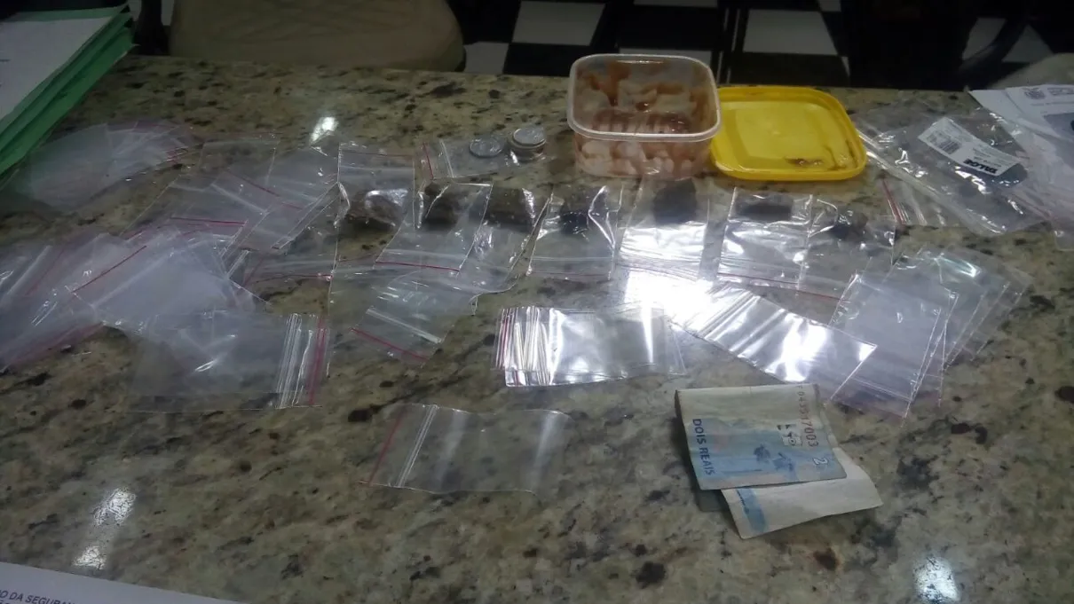 Polícia apreendeu drogas na casa do menor. Foto: WhatsApp
