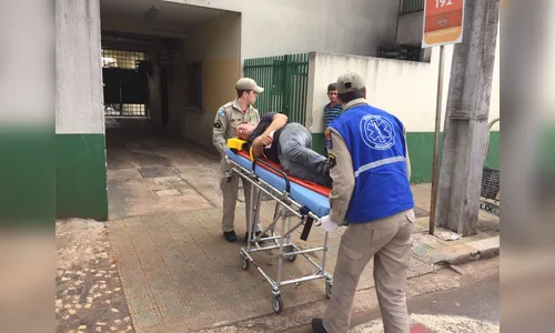 Rapaz leva facadas durante assalto em Rolândia