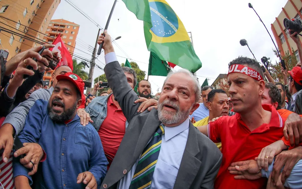 Lula é recepcionado por petistas na chegada à sede da Justiça Federal - FOTO - RICARDO STUCKERT/AFP