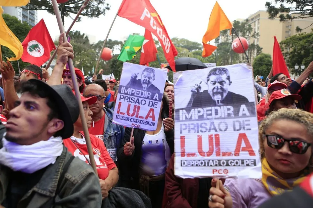 Manifestantes pró-Lula em Curitiba: interrogatório do petista marca o final da etapa de oitiva dos réus do processo - Foto:Marcelo Andrade/Gazeta do Povo