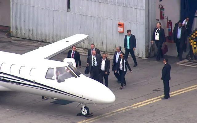 O ex-presidente Luiz Inácio Lula da Silva entra no avião que vai levá-lo a Curitiba - Foto: TV Globo/Reprodução
