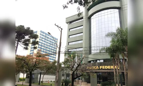 Comerciantes que atuam perto da PF adotam esquema 'antivandalismo'; veja vídeo