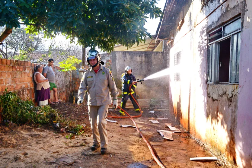  Corpo de Bombeiros conseguiu controlar as chamas. Foto: José Luiz Mendes 