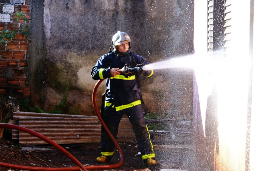 Corpo de Bombeiros conseguiu controlar as chamas. Foto: Sérgio Rodrigo 