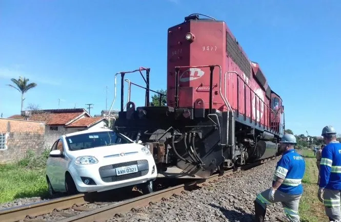 Carro cruzou a linha férrea no momento que o trem passava. Foto: Jandaia Online
