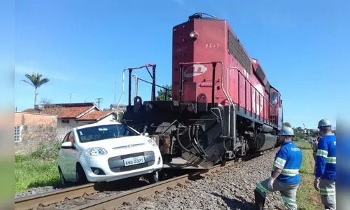 Carro e trem colidem e motorista fica ferido em Jandaia do Sul