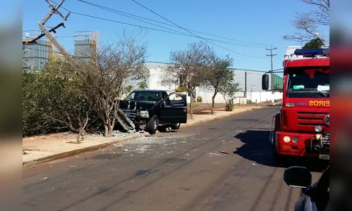 Motorista embriagado derruba poste e vários bairros ficam sem energia