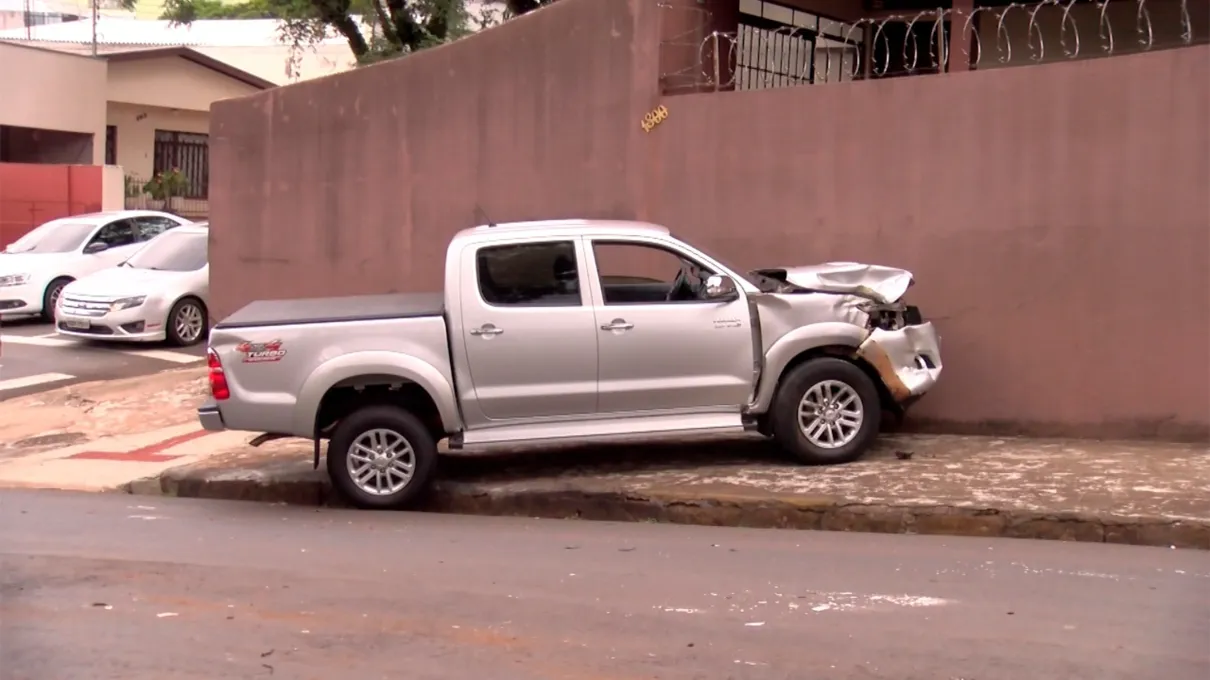 Motorista da caminhonete disse que perdeu o controle da direção e bateu contra o muro de uma casa. Foto: Juarez Rocha/Canal 38