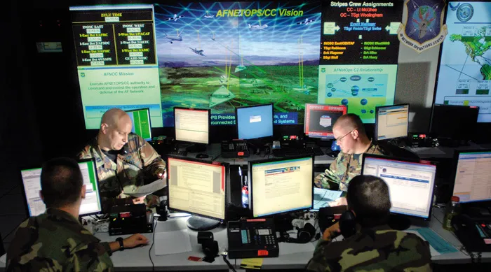 Oficiais atualizam proteção anti-hackers da central de controle da base aérea de Barksdale, nos EUA - Foto: Tech. Sgt. Cecilio M. Ricardo Jr/US Air Force)