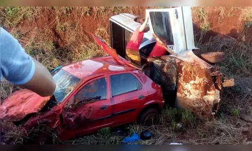 Carros vão parar em área de contenção de água após colisão