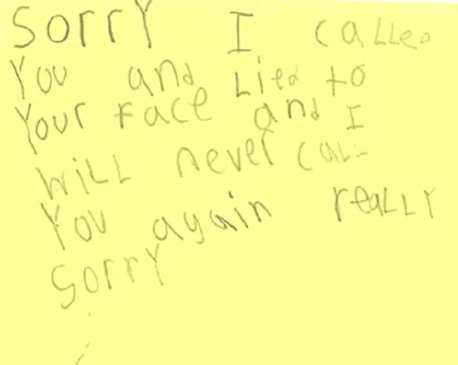  Um menino do estado americano do Maine, nos EUA, escreveu um bilhete de desculpas para policiais após ter passado um trote para o telefone de emergência. O departamento policial de South Portland divulgou a foto do bilhete, escrito num papel amarelo e endereçado para 