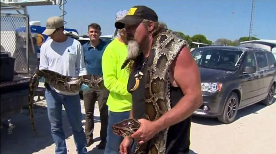Dusty ganhou milhares de dólares por capturar a serpente - Foto - CBSMIAMI.COM